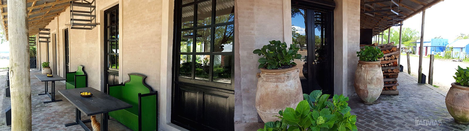 la entrada, en la esquina, pinta el lugar y su tranquilidad