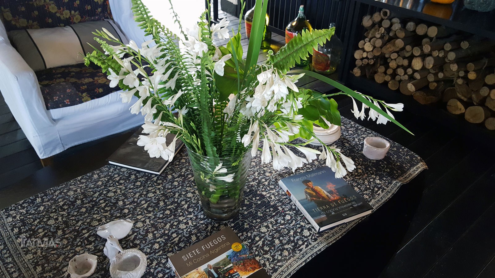 sobre la mesita del living algunas ediciones de libros de Mallmann