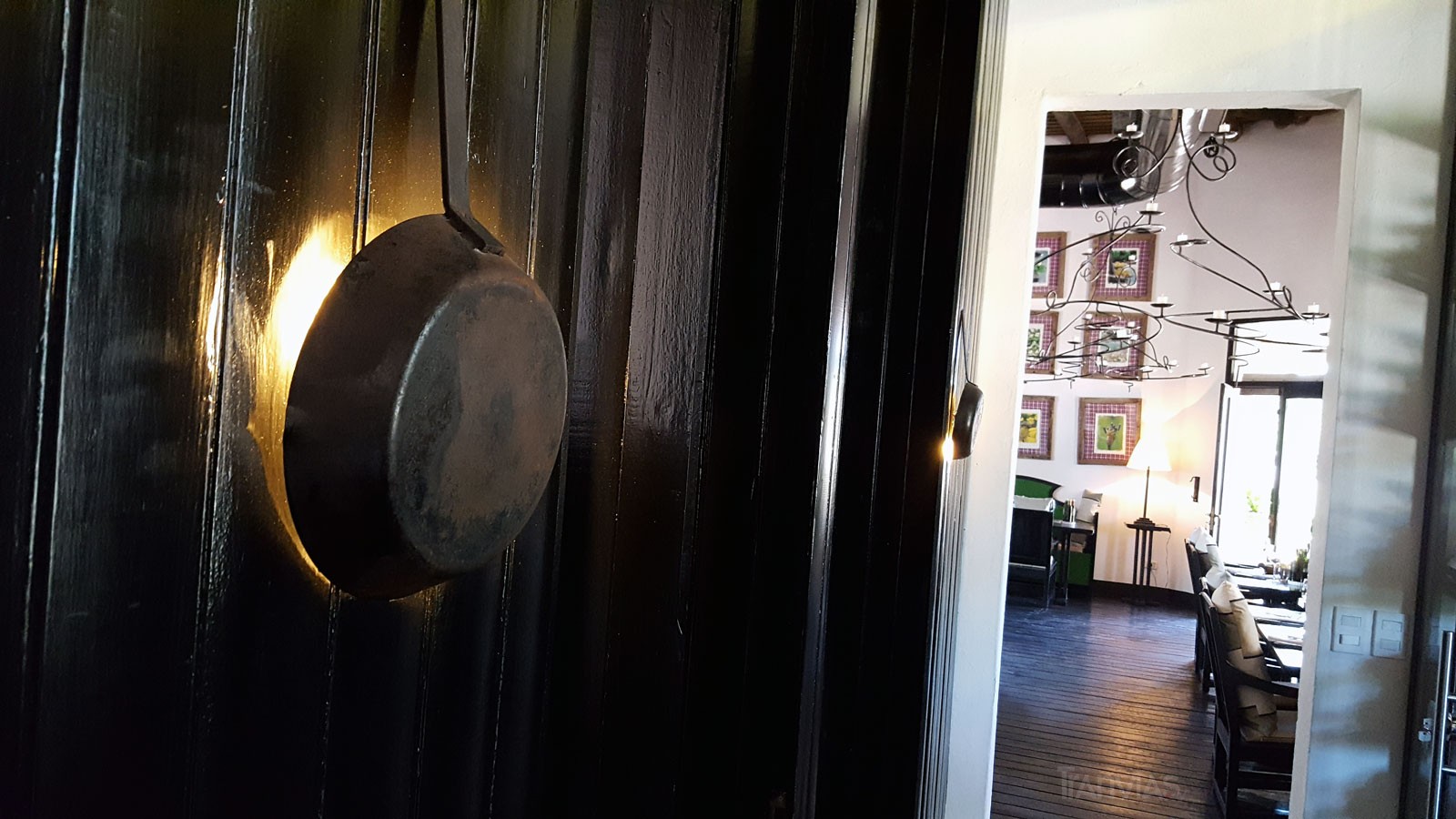 otro toque de arte & diseño con elementos de cocina en la iluminación