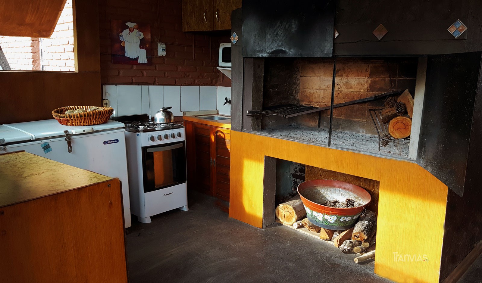 un amplio parrillero, con freezer, cocina, pileta y un amplio salón cerrado, con opción de estar al aire libre 