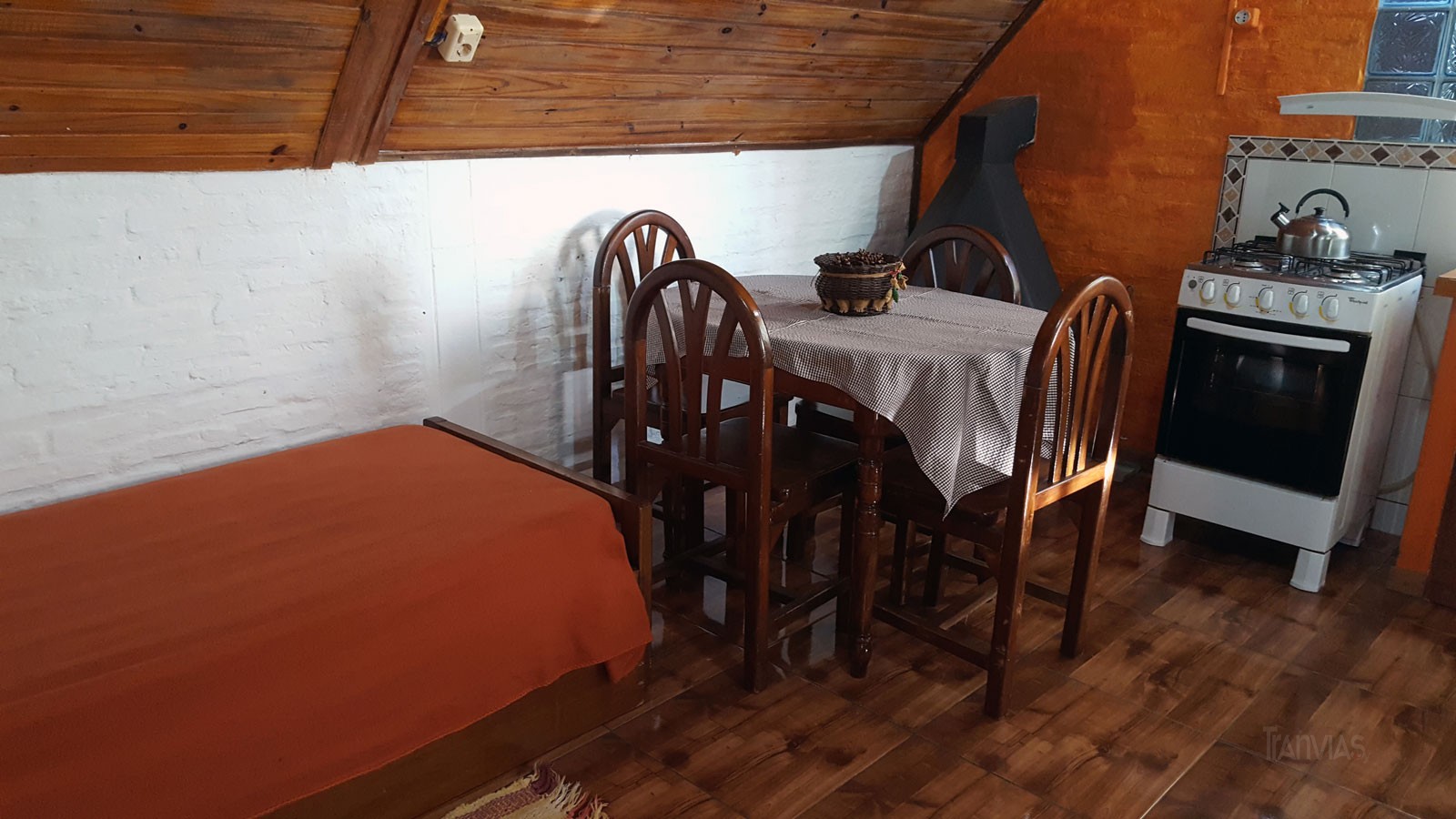 una de las cabañas para más de dos personas, con cama doble adicional en el comedor