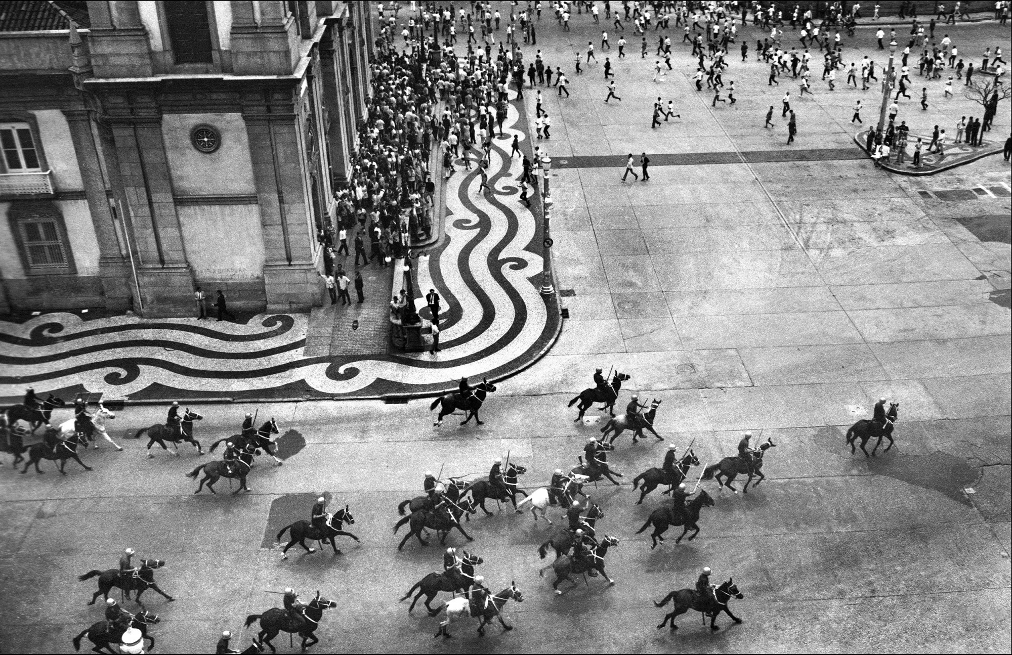 Represión de la caballería militar en la misa del estudiante Edson Luiz, asesinado por la policía. Iglesia de la Candelaria. Río de Janeiro, 1968. Foto Evandro Teixeira.