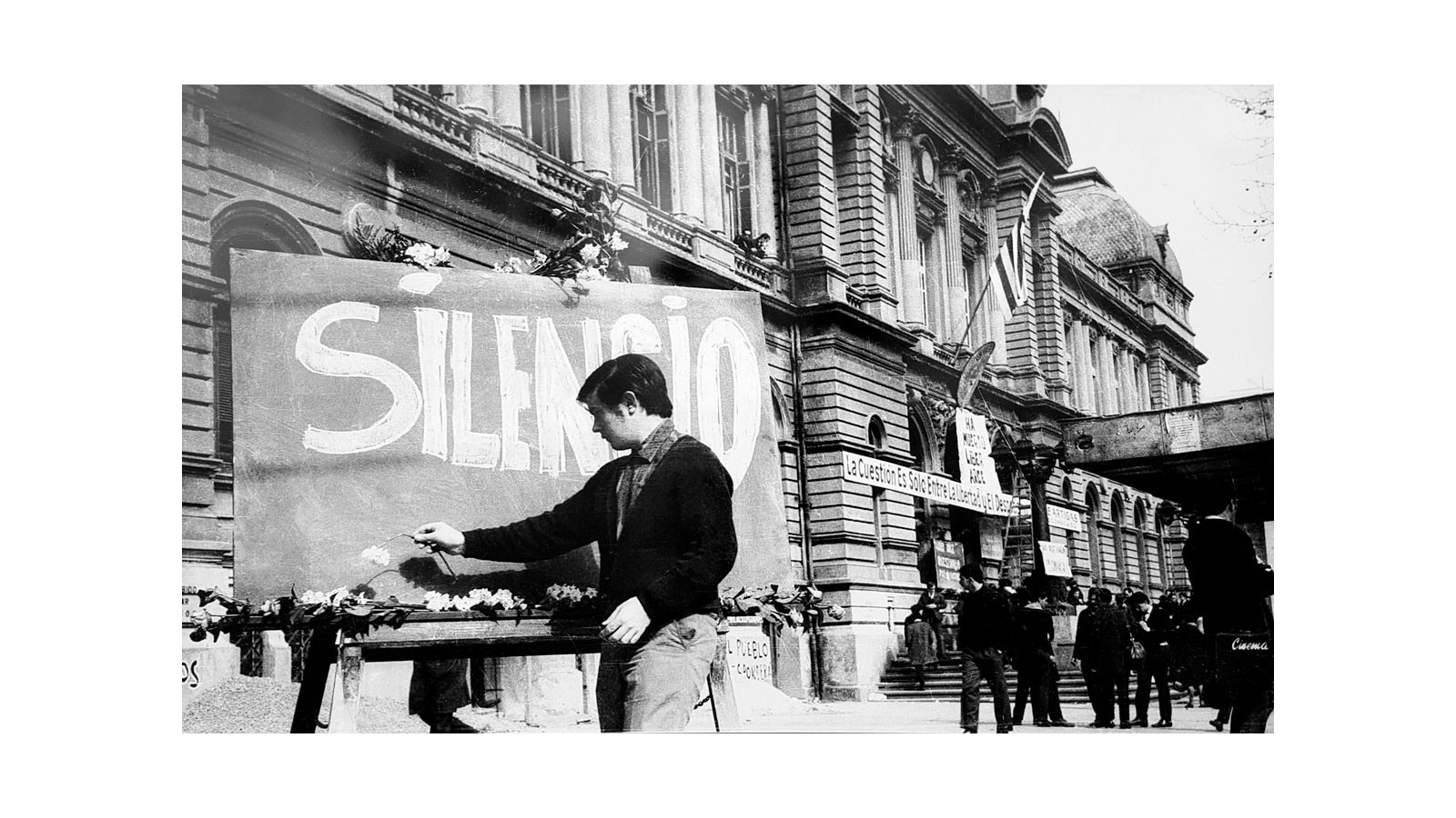 Ramón Peré, durante el sepelio de Liber Arce. Explanada de la Universidad de la República. 15 de agosto de 1969. Foto Aurelio González - El Popular