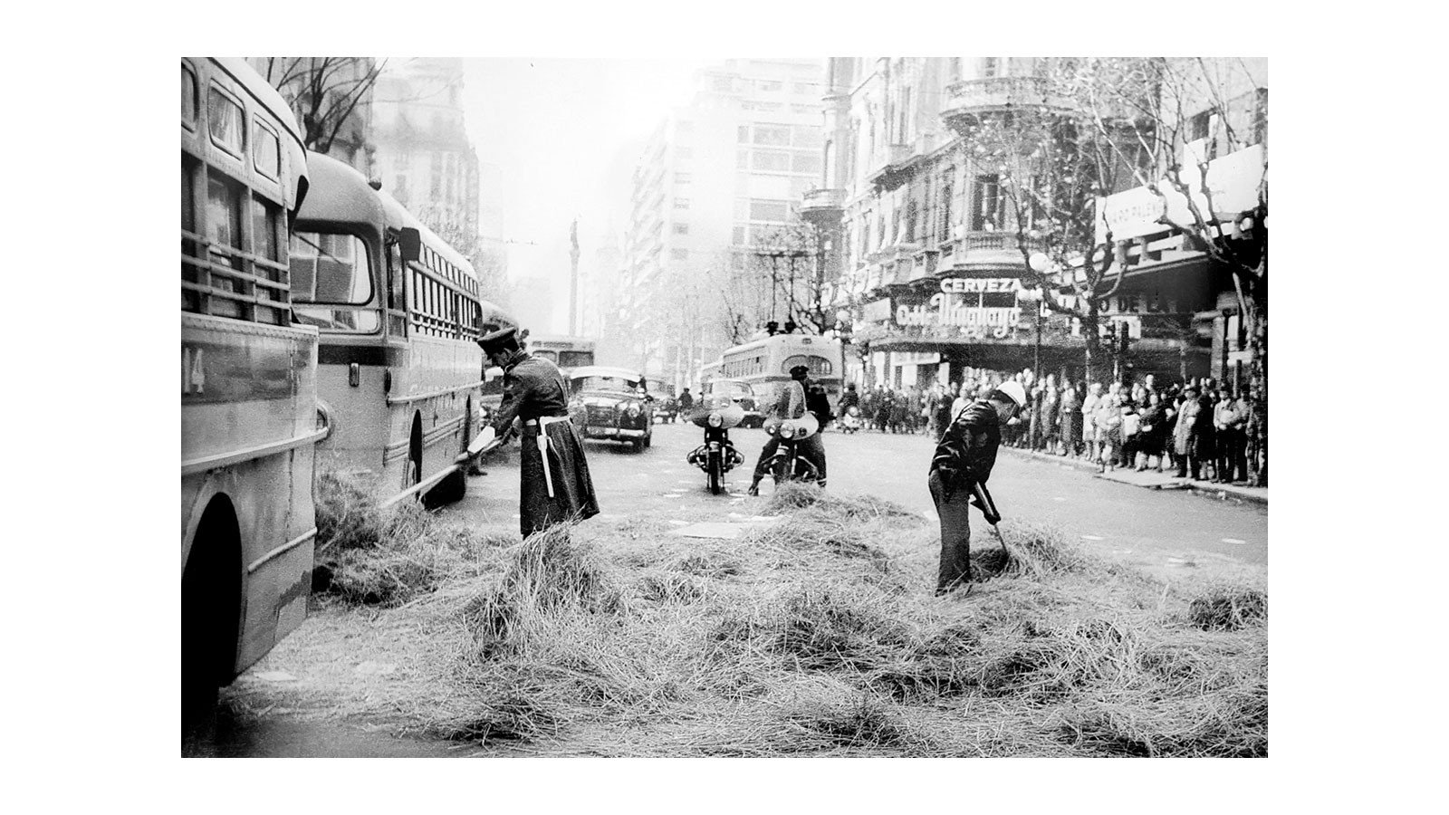 Limpieza de la Avenida 18 de Julio luego de manifestación de estudiantes de las Facultadaes de Agronomía y Veterinaria. Año 1970 aprox. Foto Aurelio González – El Popular