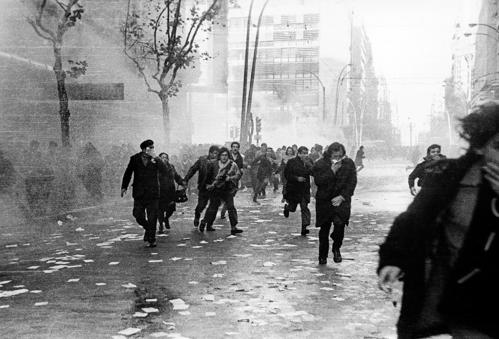 Manifestantes huyendo de los gases arrojados por la Policía durante manifestación contra el golpe de Estado. Avenida 18 de Julio. 9 de julio de 1973. Foto Aurelio González -cdf