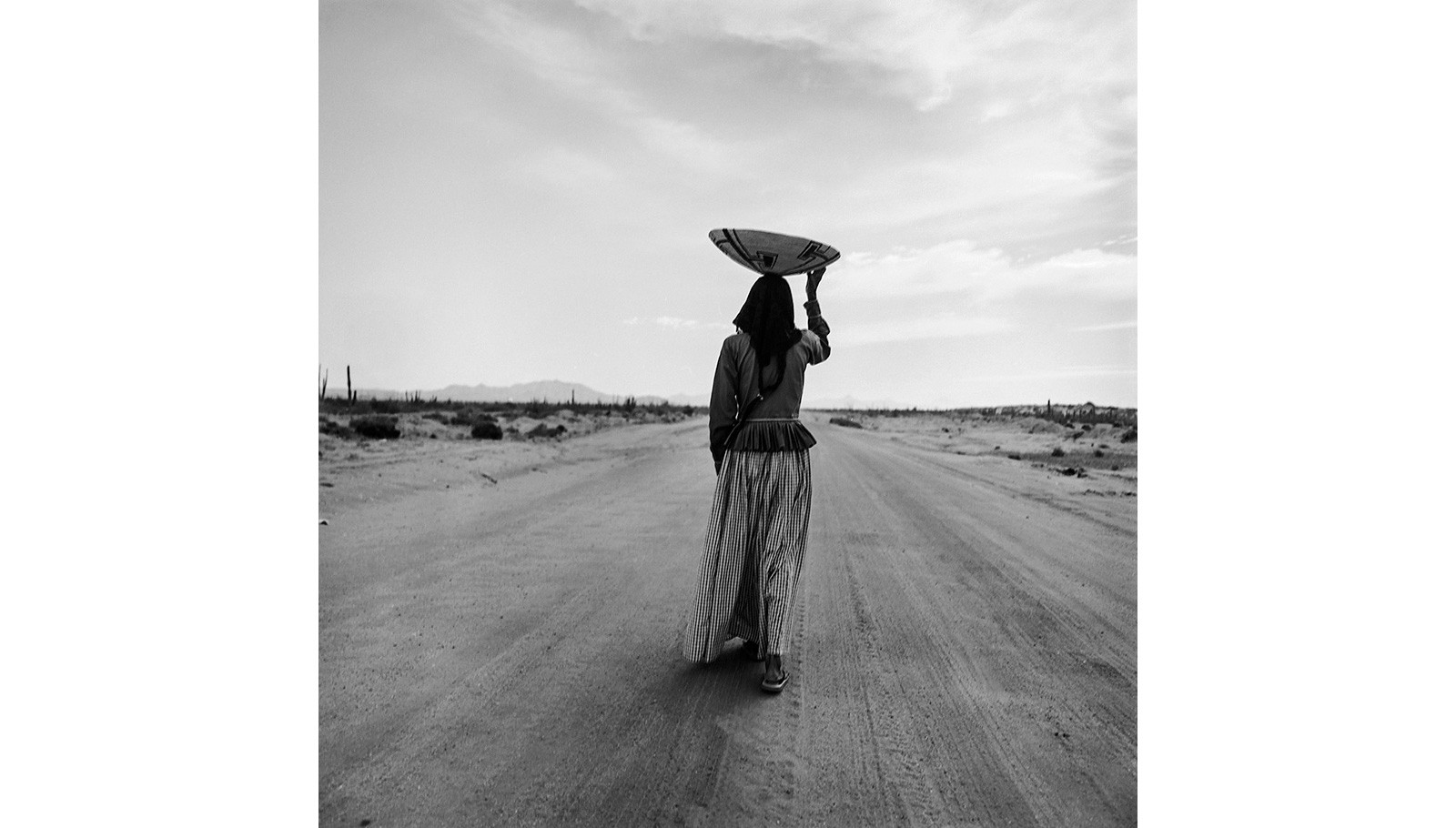 Mujer, Seri desierto de Sonora, 1979, impresión gelatina de plata, 22.5 × 19 cm. Cortesía de Taka Ishii Galería Fotografía / Película, Tokio
