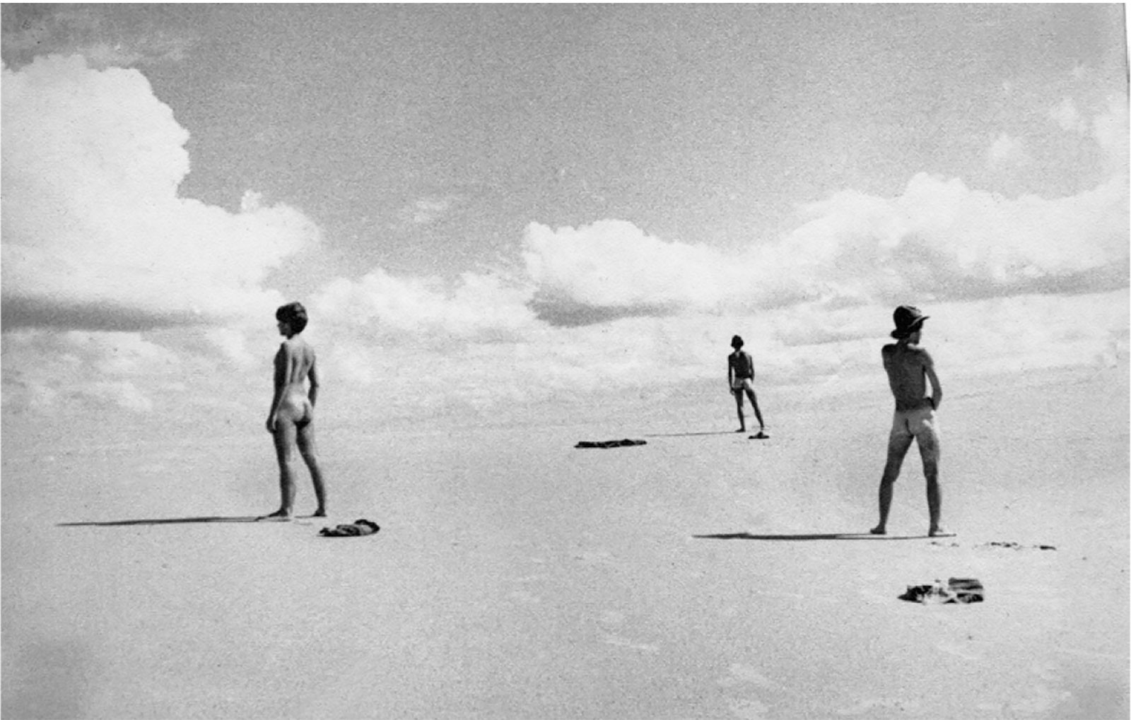 Desnudos en la playa. Año 1976. Autor Mario Schettini