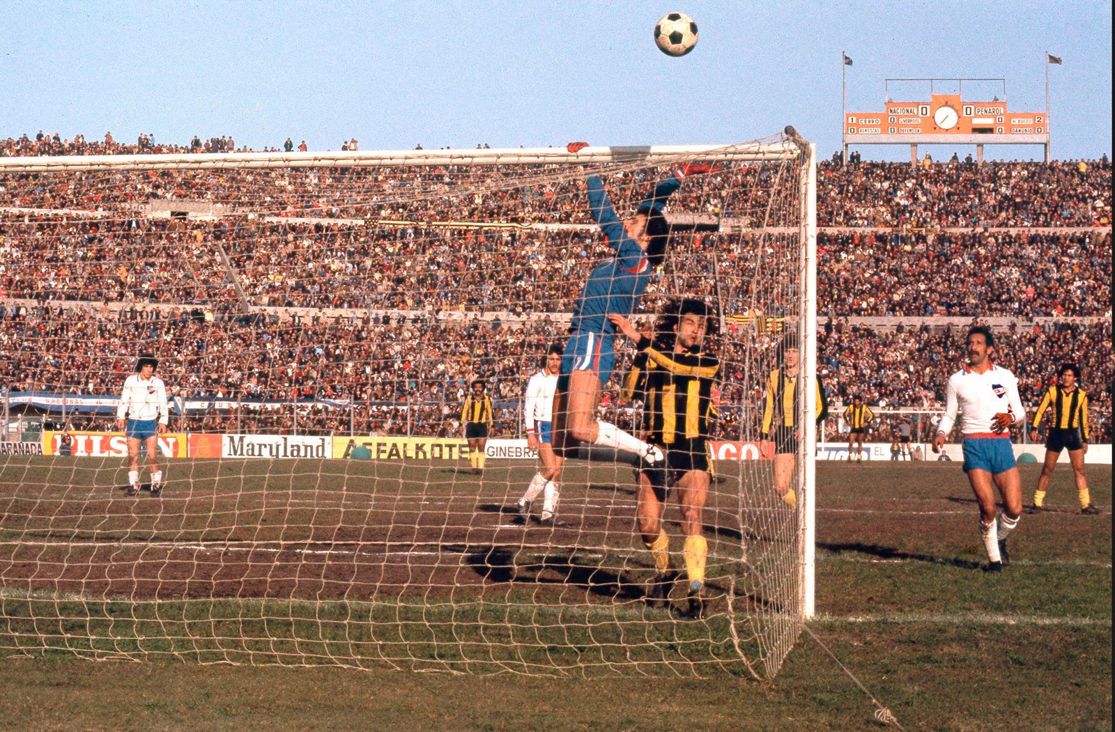 Rodolfo Rodríguez y Walter Olivera, durante un partido entre Nacional y Peñarol. Estadio Centenario. Año 1978. (Autor: s.d – Archivo: El País).