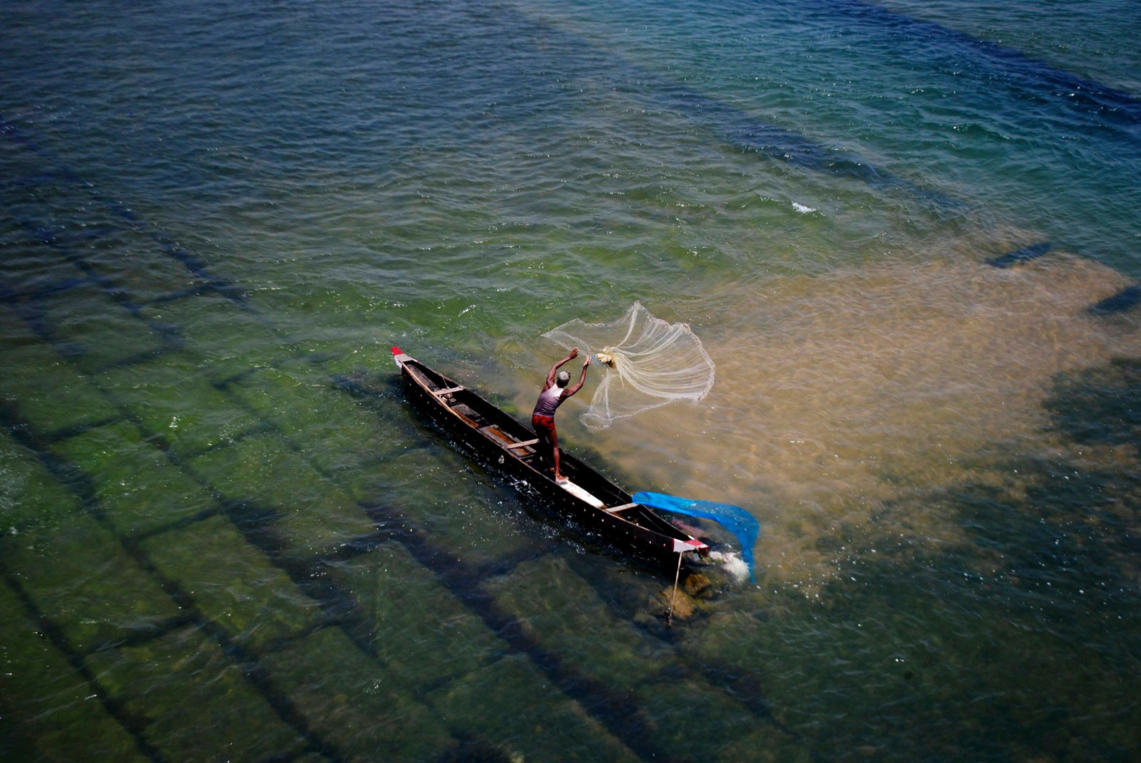 India, Un pescador  lanza su red al rio Mohanadi, unos 30 Kms a las afueras de Bhubaneswar. AFP Photo/ Asit Kumar. 1/05/2014