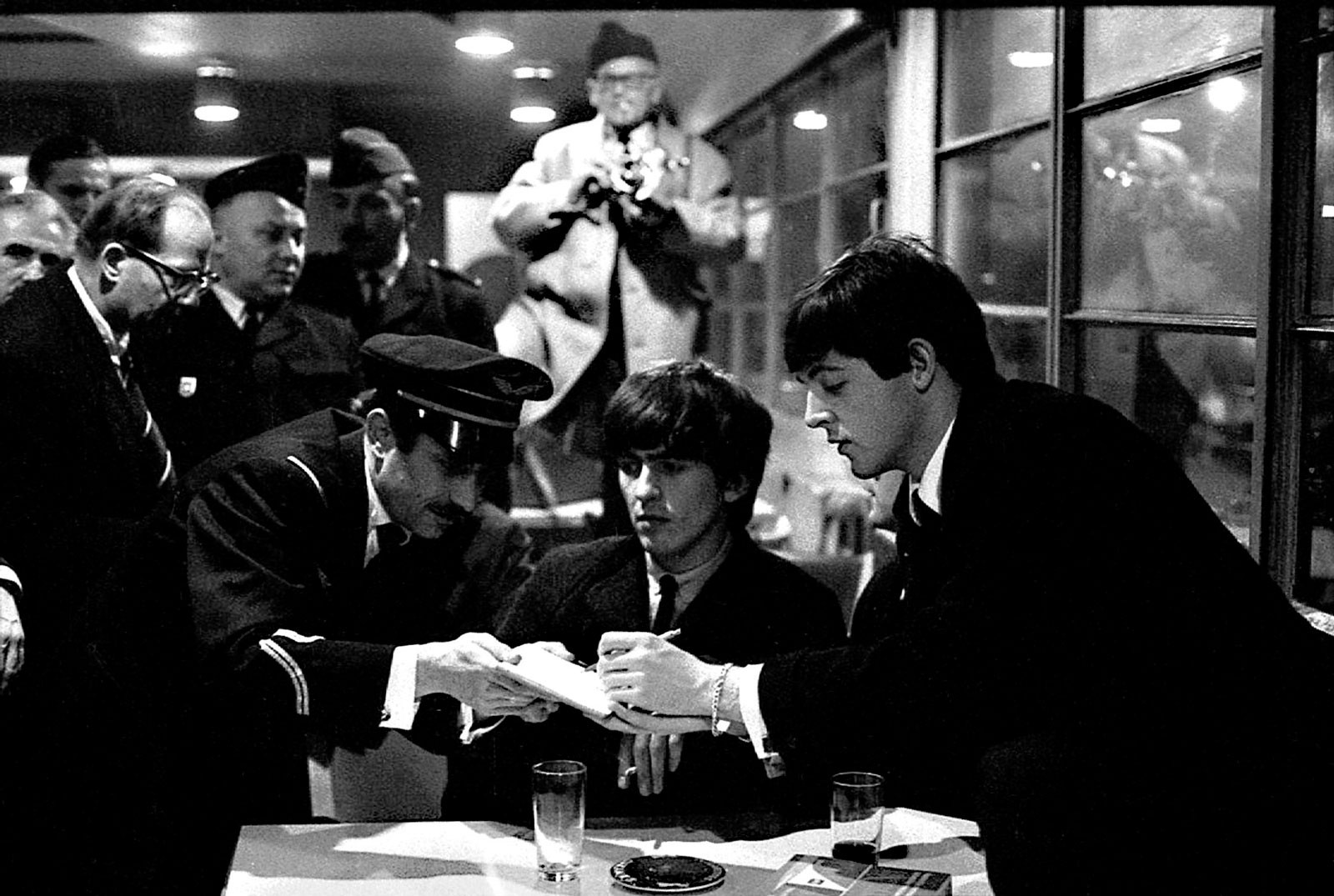The Beatles. Lyon, Francia. Año 1965. Técnica: analógica, película Kodak Plus X, 24x36mm, BN. Autor: Roger Kasparian