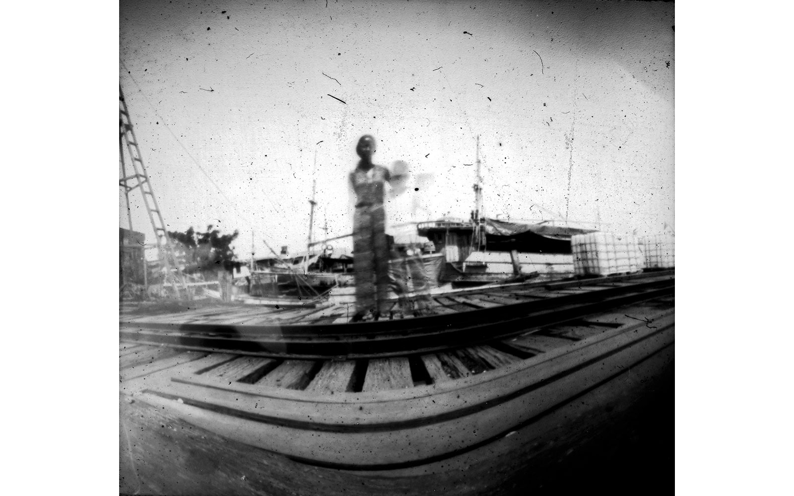 Catalina Tiempo de exposición: 20 segundos Técnica: fotografía Estenopeica, negativo de papel 4x4 cm Montevideo, Uruguay
