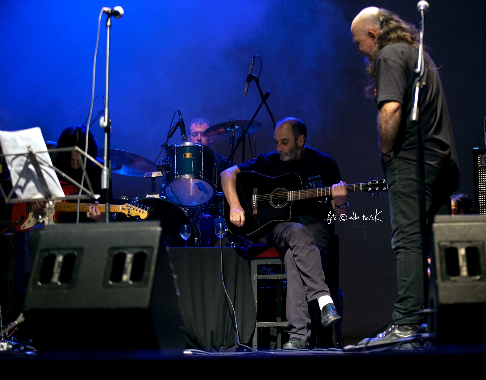Dino con Los Kafkarudos. Tabaré Rivero, de pie, lo observa. Sala Zitarrosa foto © aldo novick, 2012
