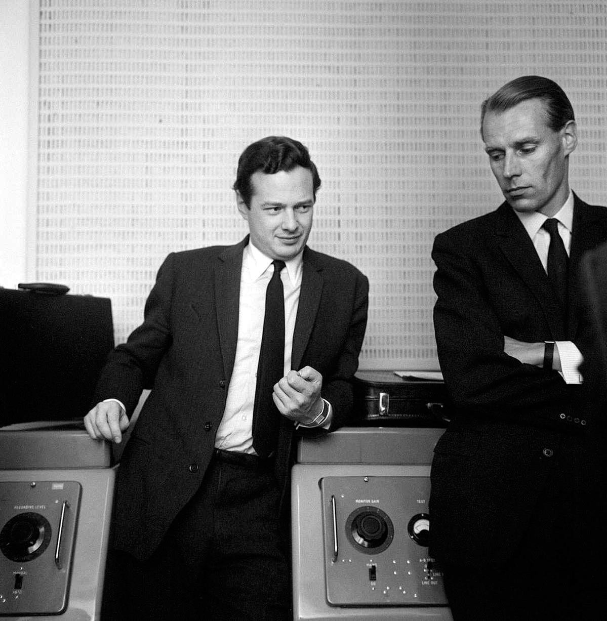 Brian Epstein en EMI Studios / Abbey Road con George Martin, 1964