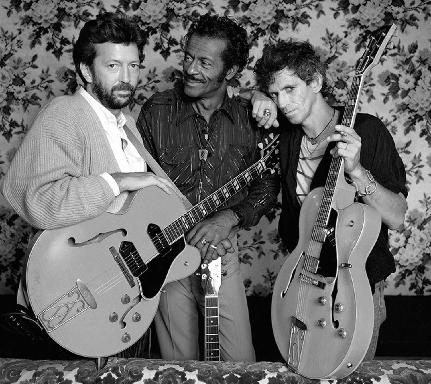 Eric Clapton, Chuck Berry y Keith Richards en la casa de Chuck Berry en Los Ángeles, 1986. fFoto de Terry O’Neill 