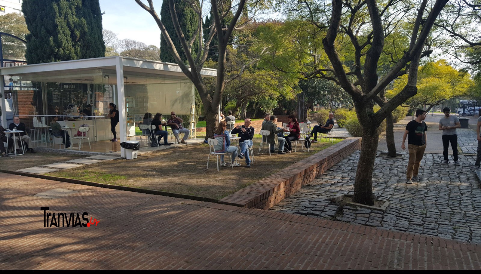 El MNAV cuenta con una moderna cafetería, ubicada en su jardín