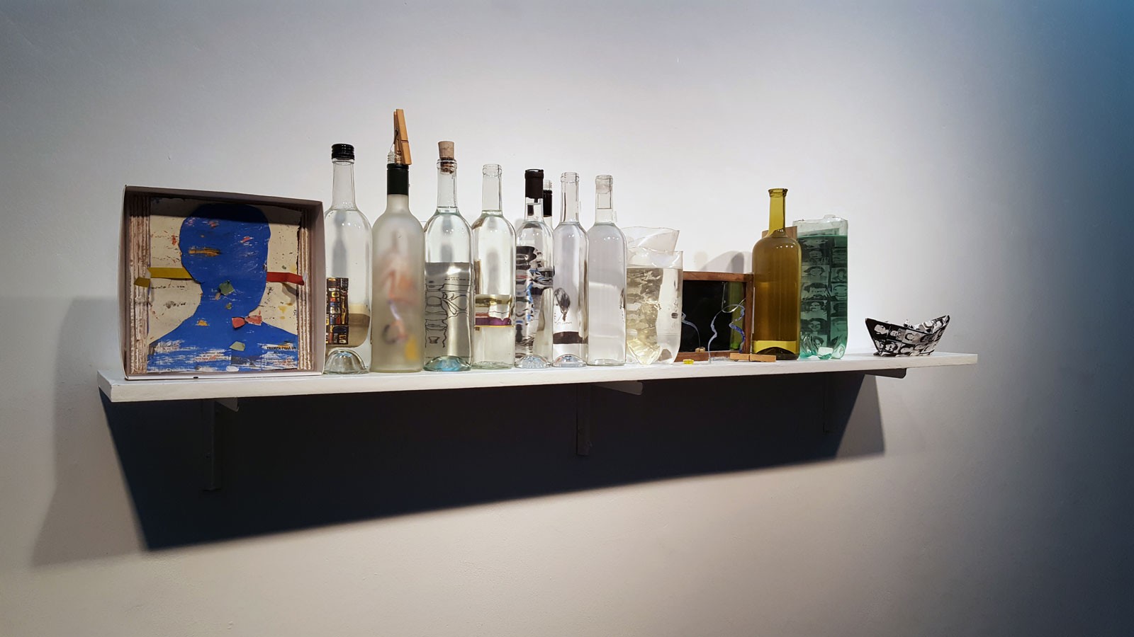 Ernesto Vila, Composición de lugar, 2016 - Botellas, agua, impresos