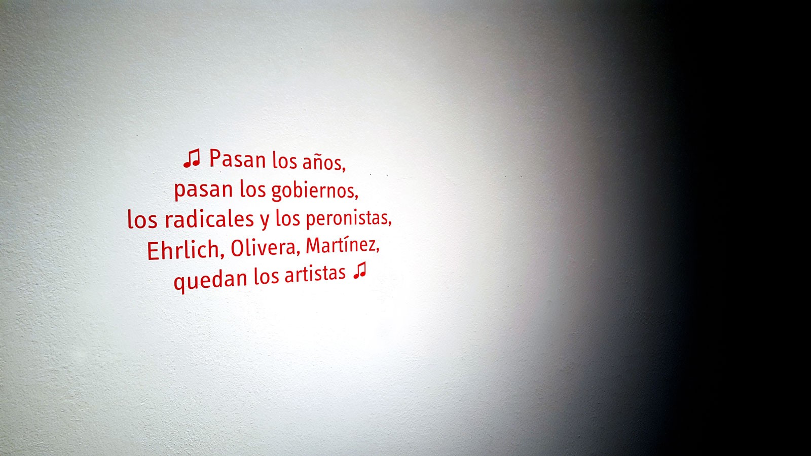 Javier Abreu - Tweet sobre muro, 2016 - vinilico ploteado tarjetón impreso