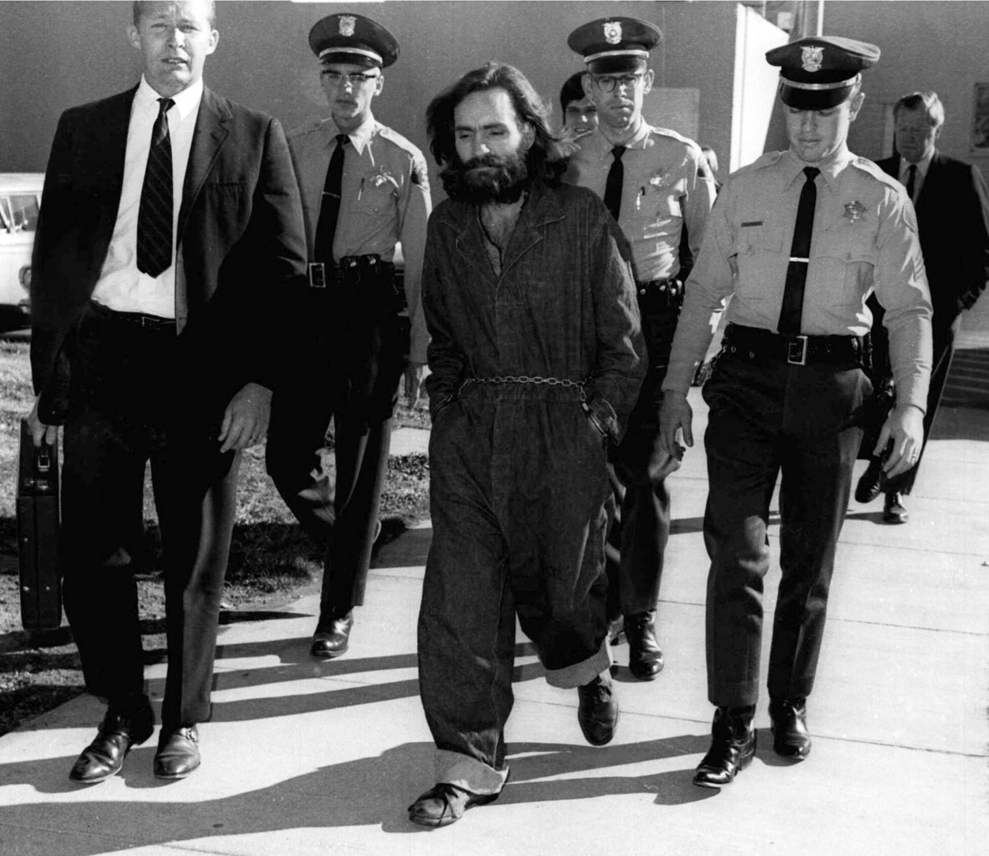 A mediados de octubre de 1970 detienen a Manson junto con otros miembros de la familia