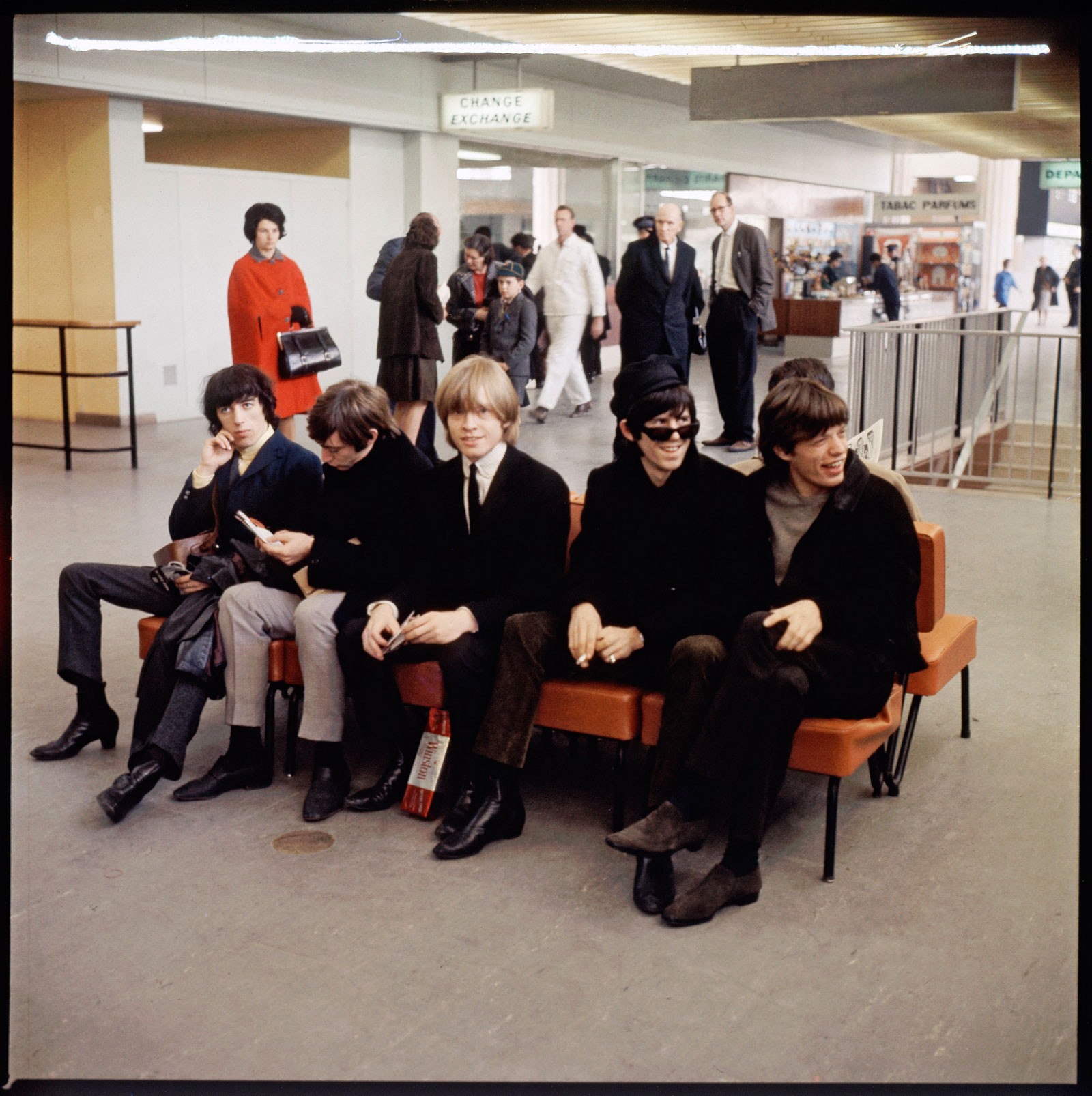 The Rolling Stones, Aeropuerto Le Bourget, París, Francia. Año 1964. Técnica: analógica, Película Kodak Ektachrome, 60x60mm. Autor: Roger Kasparian
