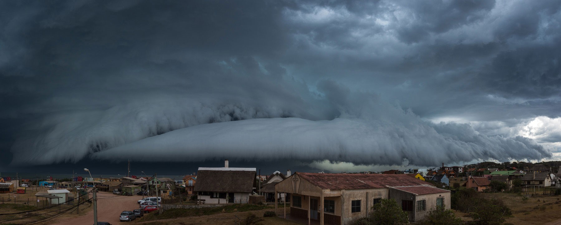 Como una ola. Fenómeno atmosférico: frente de ráfaga asociado a tormenta. Cabo Polonio, 9 de diciembre de 2017. Autor: Alejandro Casabó. Primer premio de la categoría “Tormentas y fenómenos asociados”
