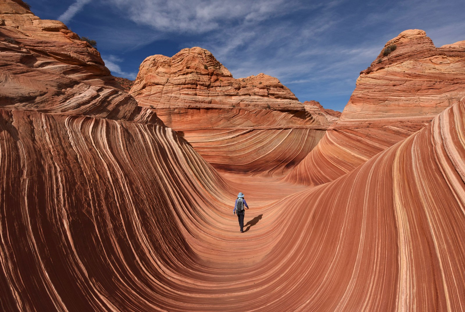 EEUU, 30/10/2017 Un turista camina en la formación rocosa "La Ola" (The Wave), en la zona norte de Coyote Buttes, estado de Arizona. AFP Photo / Mark Ralston
