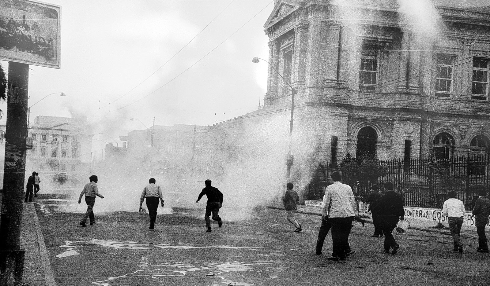Enfrentamientos entre estudiantes y policías frente a la Facultad de Medicina. Avenida General Flores, 5 de setiembre de 1968, foto Aurelio González – El Popular