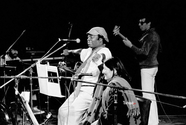 Mercedes Sosa y Milton Nasciemnto, Estadio Velez Zarfiel, Buneos Aires, 1983, foto © aldo novick