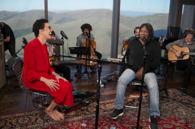 María Gadú con Milton durante el episodio tres