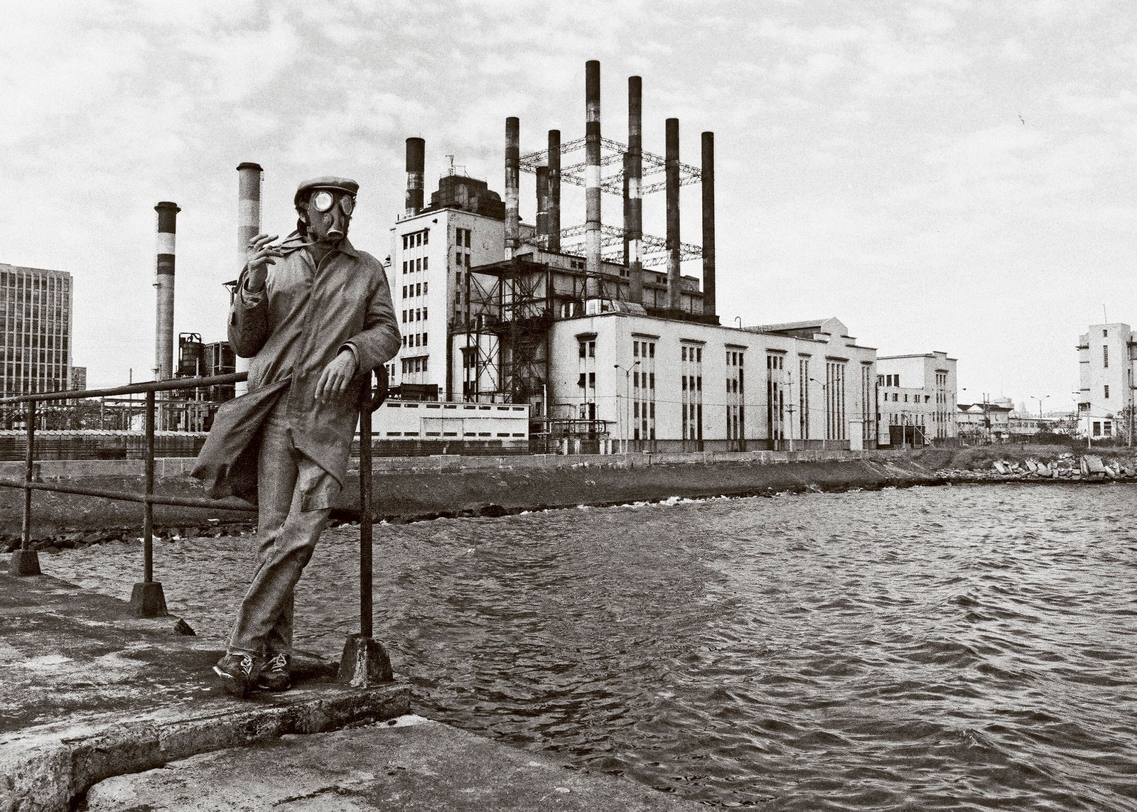 “Más allá (con Carlos Gutiérrez)”. Año 1987. Autor: Julio López. Archivo del autor. Gelatina y plata sobre plástico de 35 mm.