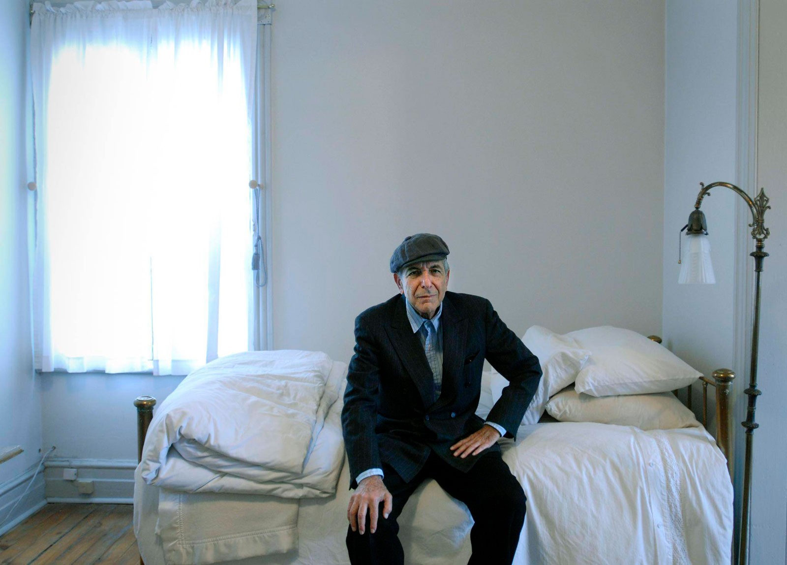 Leonard Cohen en su casa en Montreal, una ciudad que ha sido tanto un lugar de escape como un refugio para el artista.